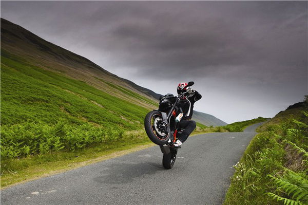 KTM 690 Duke R vs. Yorkshire Dales