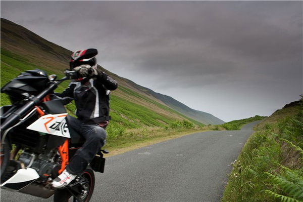 KTM 690 Duke R vs. Yorkshire Dales