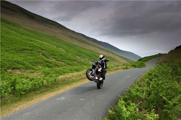 KTM 690 Duke R vs. Yorkshire Dales