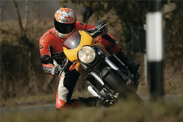 Town & Country Club: Aprilia Tuono V Ducati Monster S4