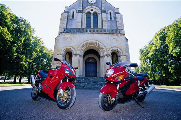 Road Test: Kawasaki ZX-12R vs. Suzuki Hayabusa