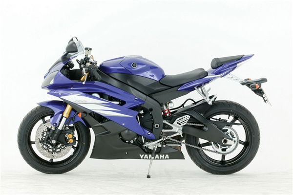 Splitting heirs: Yamaha YZF-R6 2005 vs. 2006