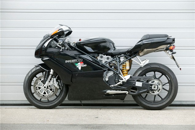 Road Test: Ducati 749 v GSX-R750 K6 v 675 Daytona
