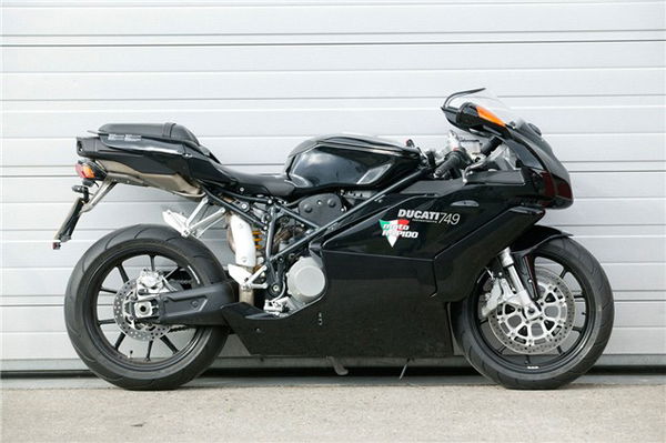 Road Test: Ducati 749 v GSX-R750 K6 v 675 Daytona