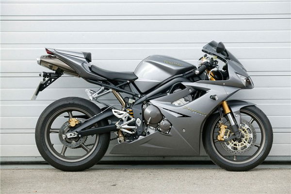 Road Test: Ducati 749 v GSX-R750 K6 v 675 Daytona