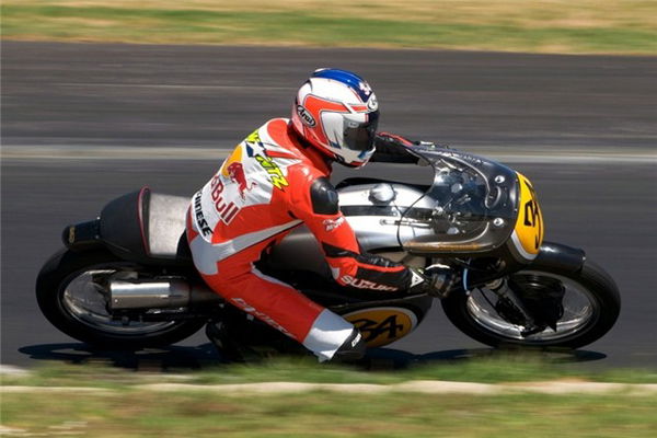 Kevin Schwantz racing again...