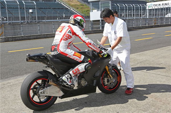 Simoncelli tests 1000cc Honda at Motegi