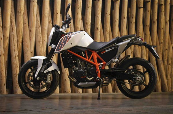 First Ride: 2012 KTM Duke 690 review