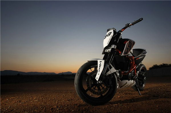 Walk-round of KTM's race 690 Duke