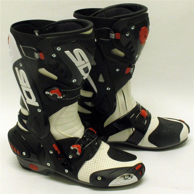 Showcase: Sports motorcycle boots