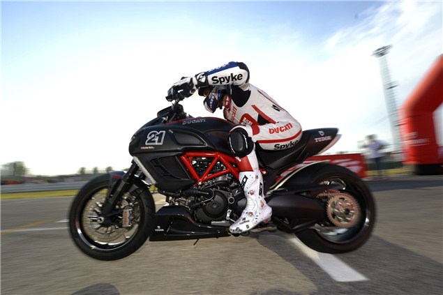 Bayliss beats Rossi in Diavel drag race