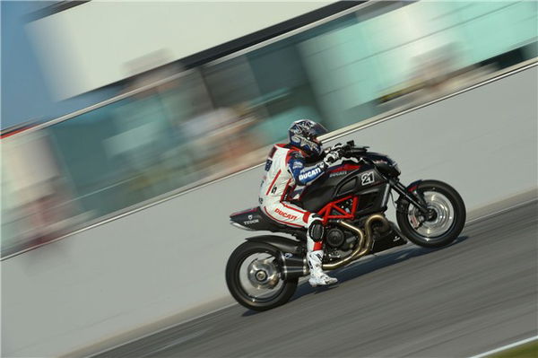 Bayliss beats Rossi in Diavel drag race