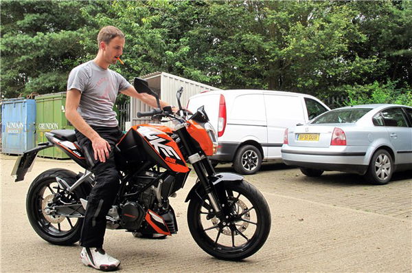 2012 KTM 200 Duke first UK ride review