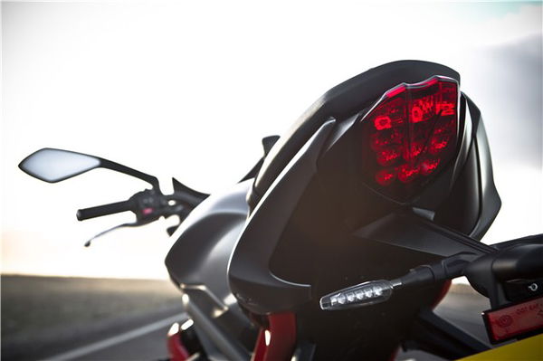 2013 Triumph Street Triple R review