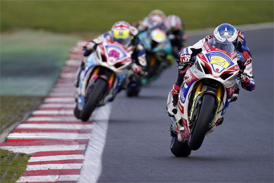 Christian Iddon leads Charlie Nesbitt, 2022 Brands Hatch BSB. - www.suzuki-racing.com