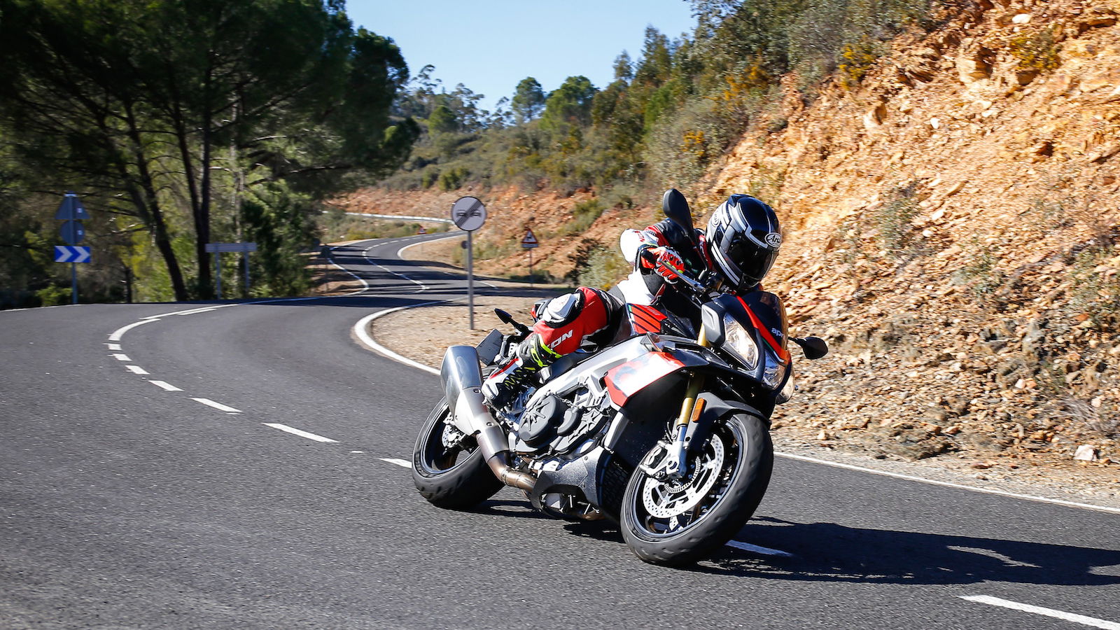 Michelin Road 5 Tuono V4 on road