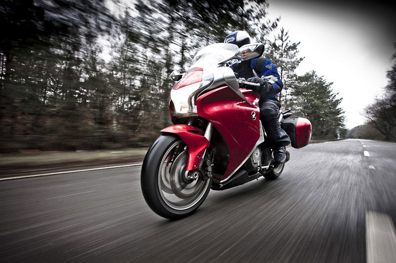 Real World Superbikes: Honda CB1000R v Kawasaki Z1000