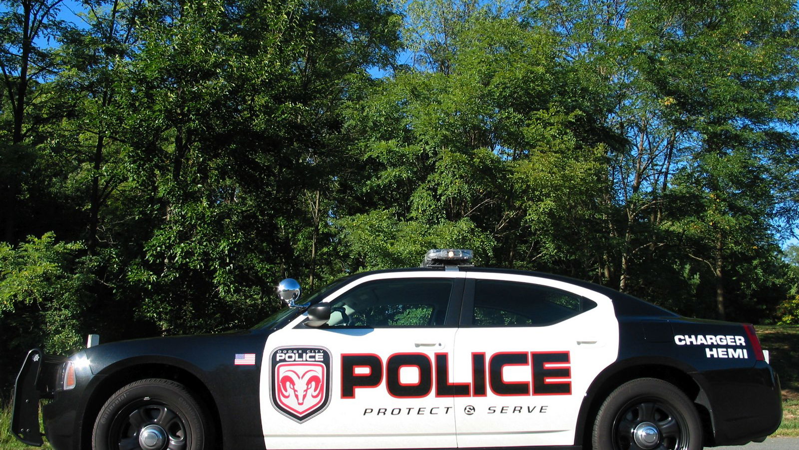 US bikers taunt pursuit cop following crash