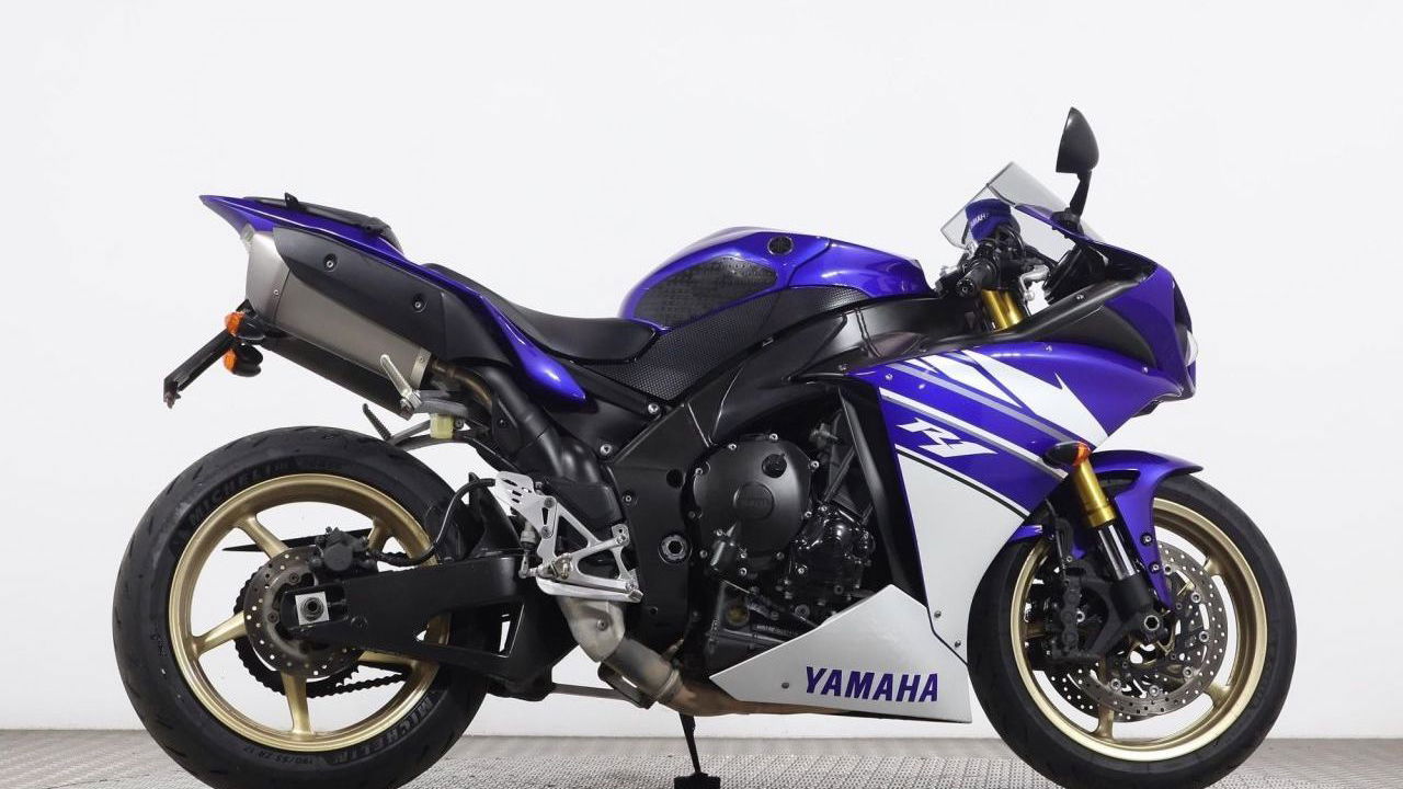 2012 Yamaha R1 - side