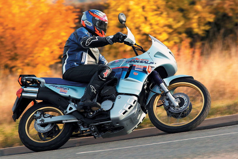 Used nakeds: Yamaha Fazer 1000 (2001) V Honda Hornet 900 (2003)