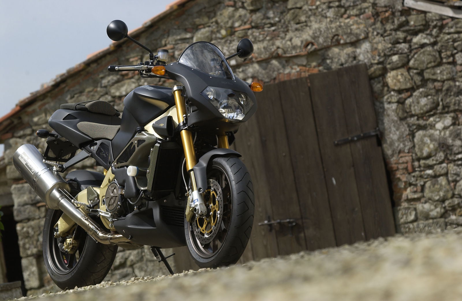 First Ride: 2002 Crescent Rizla GSX-R1000 review