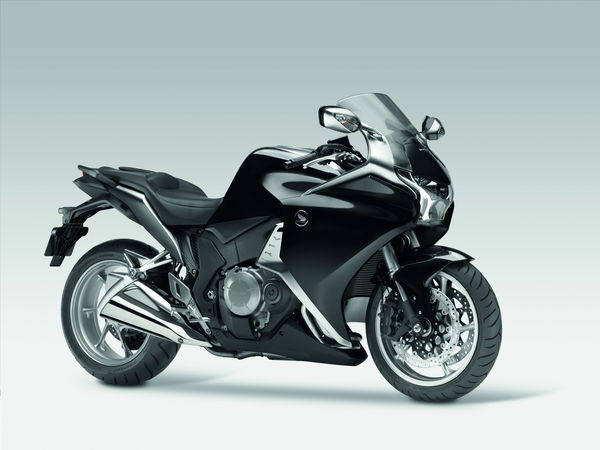 2011 BMW K1600GT/GTL first images