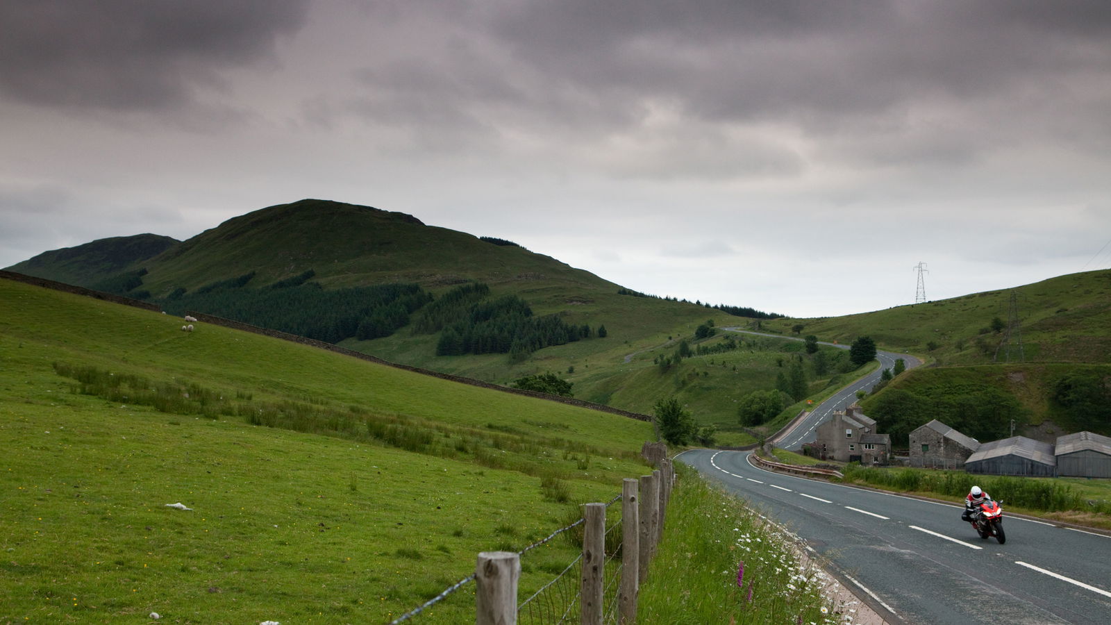 Aprilia RSV4 Factory vs. Cumbria