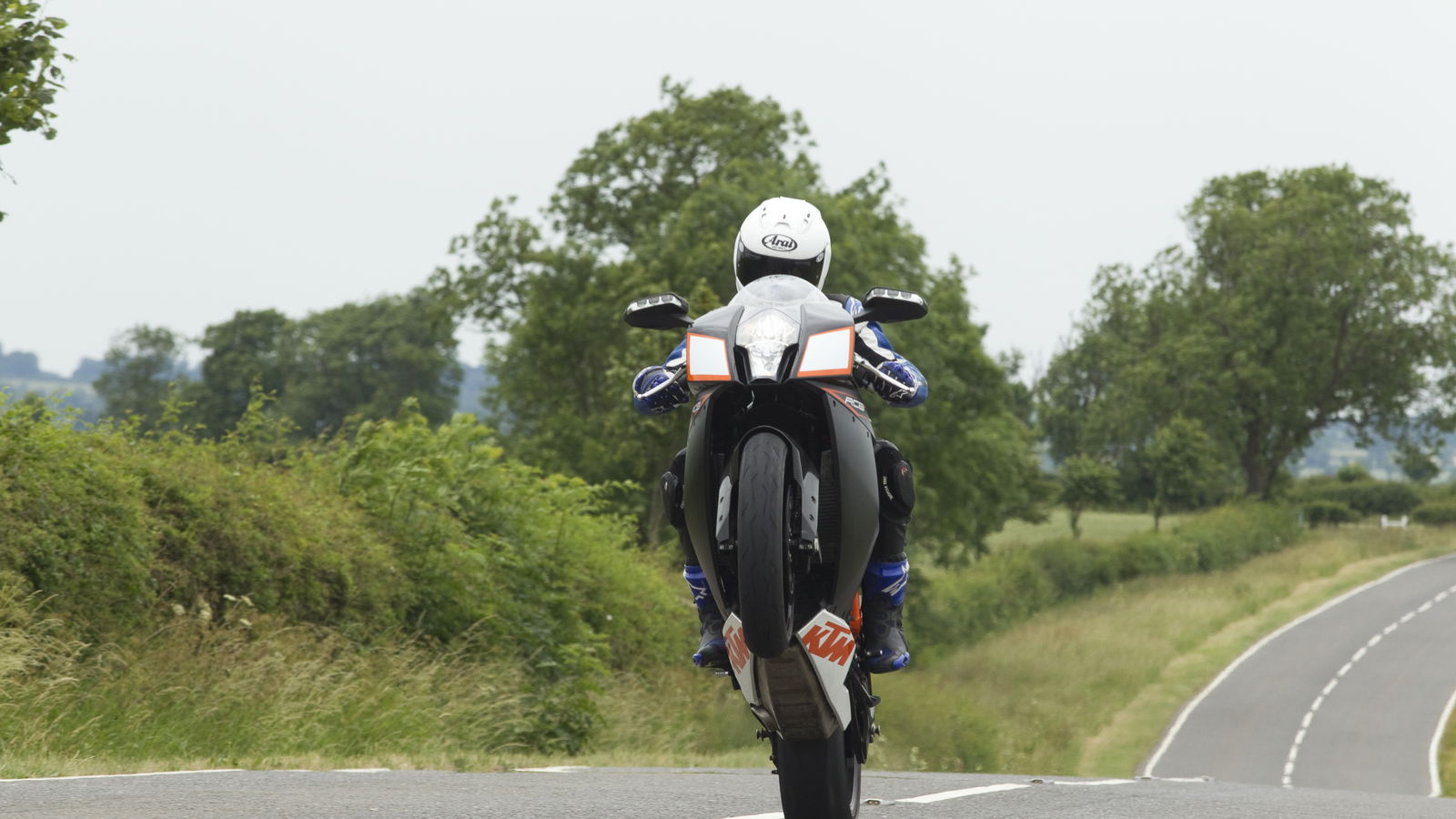 KTM RC8R vs. Corby Glen
