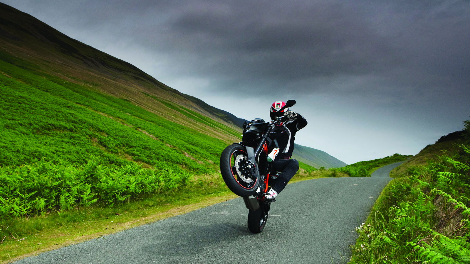 KTM 690 Duke R vs. Yorkshire Dales