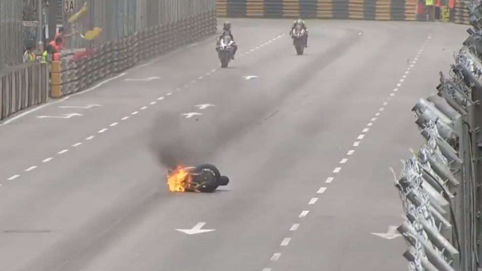 Macau GP practice crashes | Updated