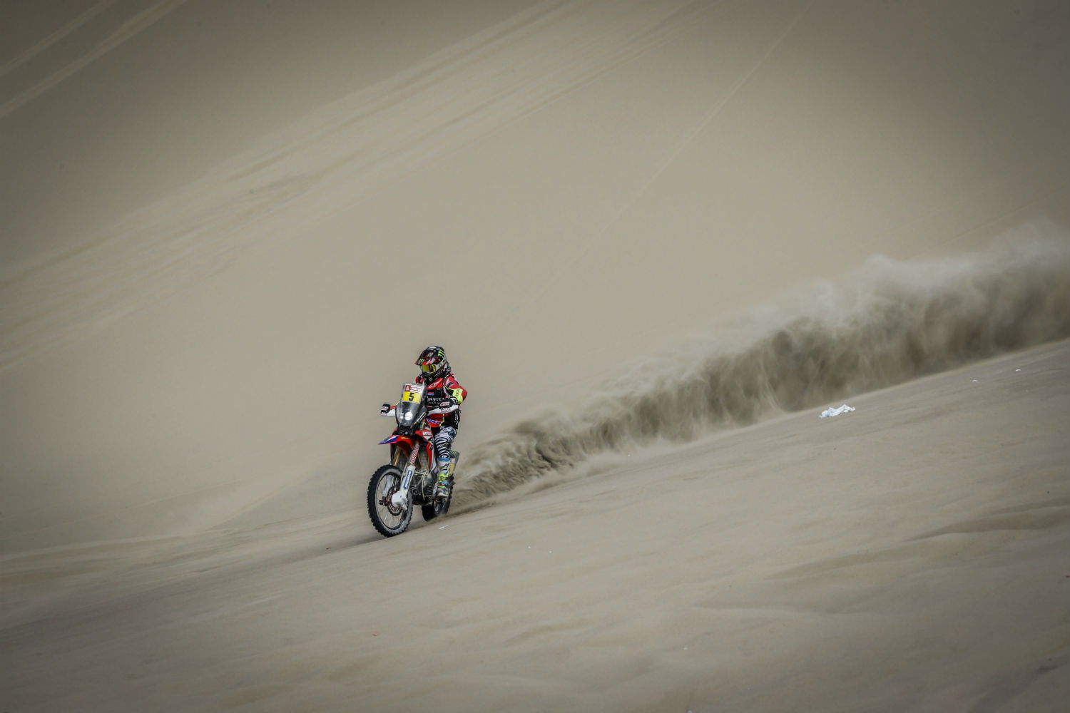 Sunderland suffers 'squashed discs' in Dakar-ending crash