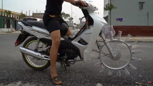 off-duty officer pulls a gun on an unsuspecting biker