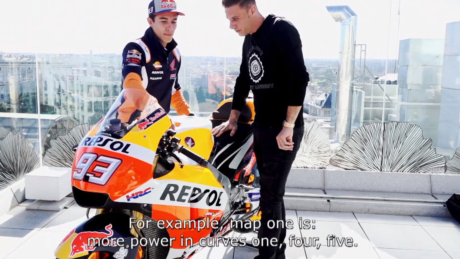 Video: Marquez introduces RCV to football star Joaquín 