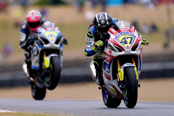 Richard Cooper leads Charlie Nesbitt, 2022 National Superstock, Brands Hatch.