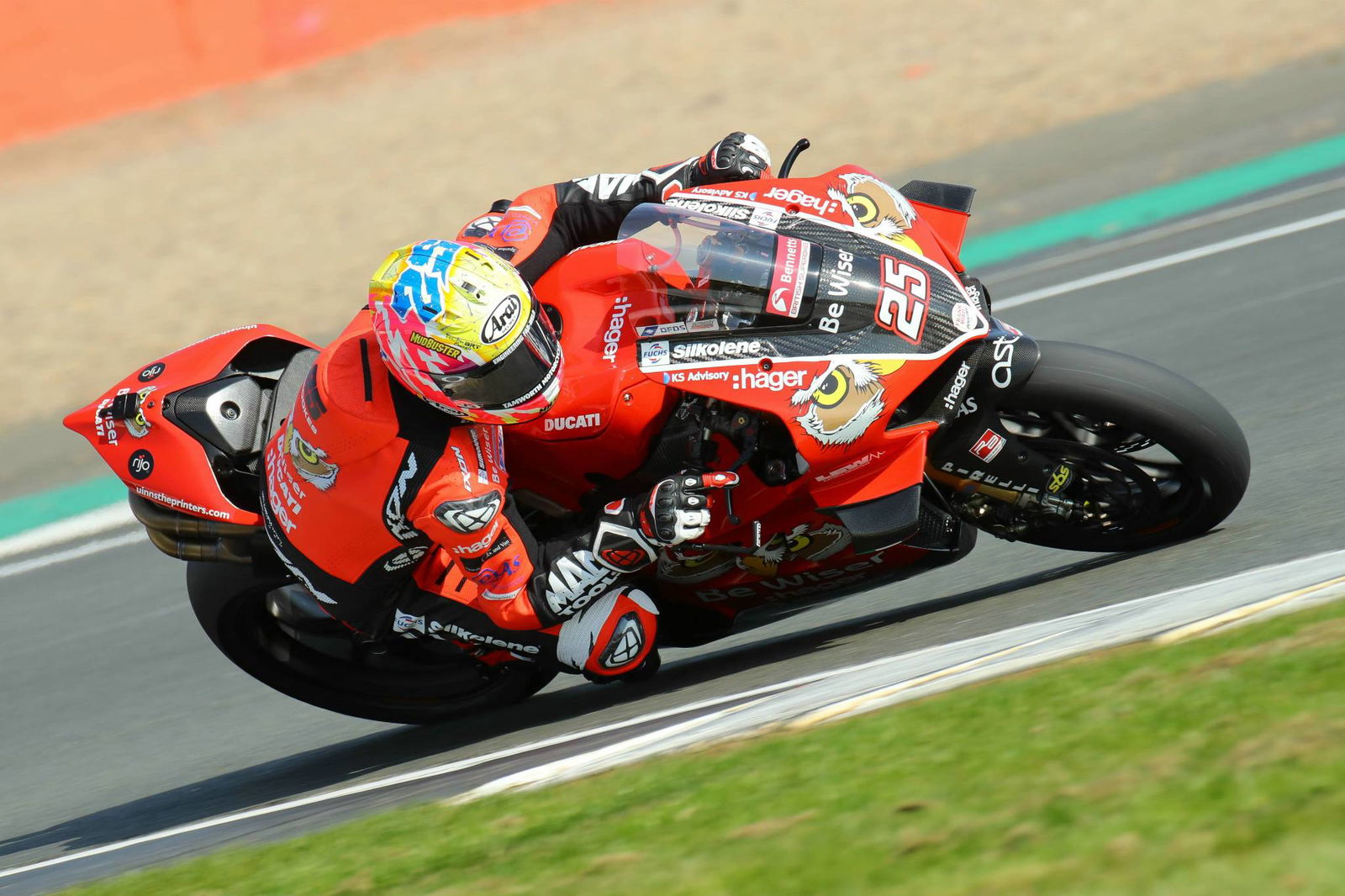Ryan Vickers suffers broken collarbone in FP3 tumble