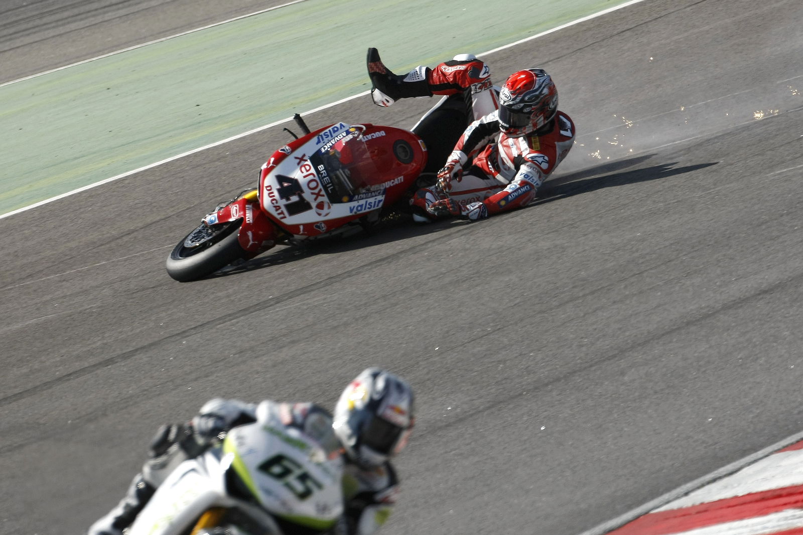 First shot of Toseland testing his WSB Yamaha YZF-R1