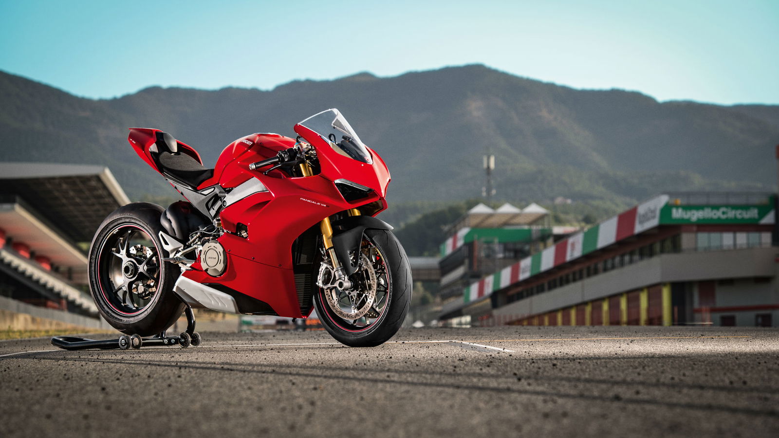 Ducati Panigale V4 arrives in showrooms