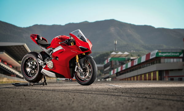 Ducati Panigale V4 arrives in showrooms