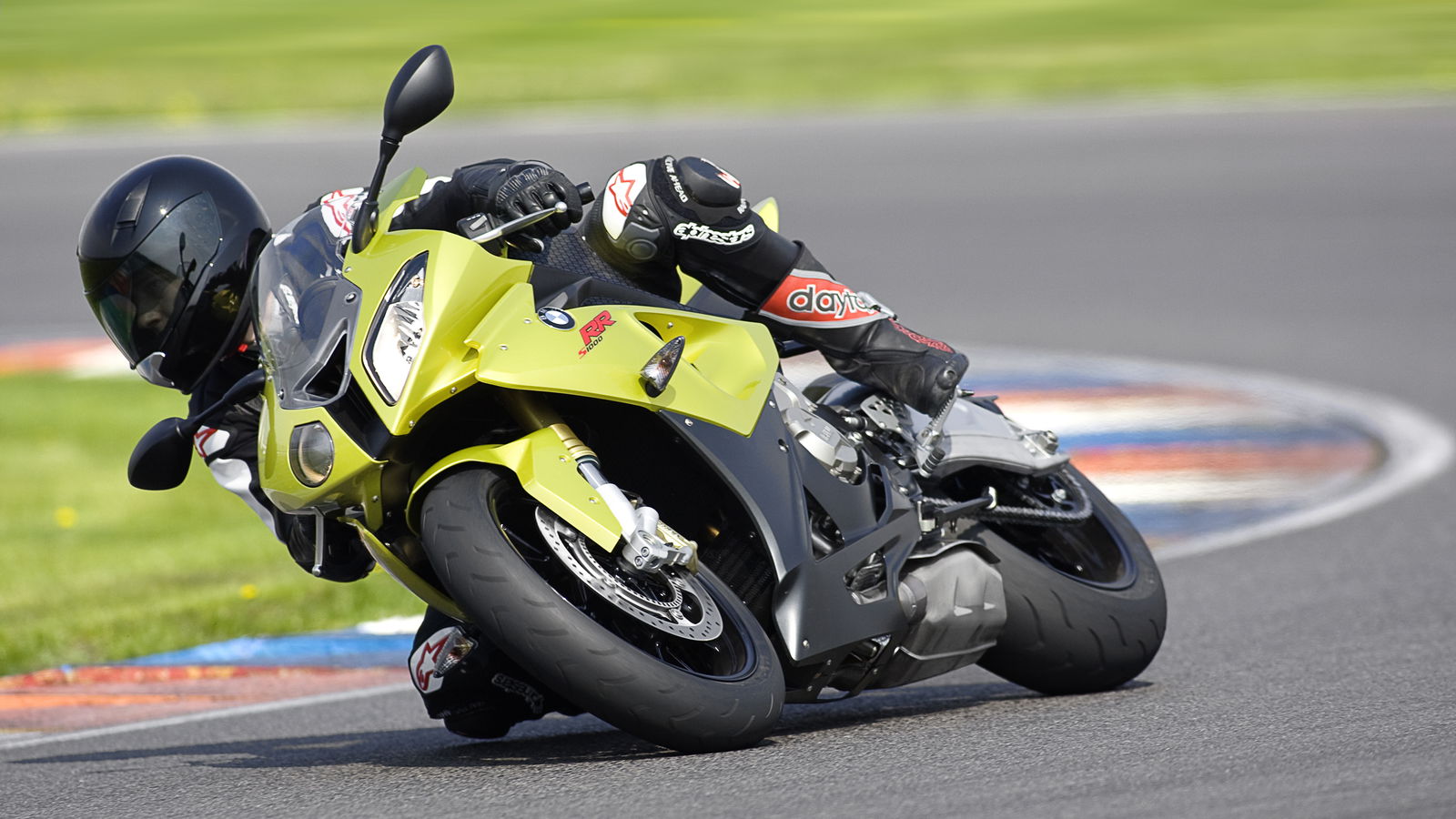 Video: BMW S1000RR sliding, stunting, wheelying