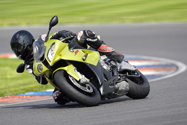 Video: BMW S1000RR sliding, stunting, wheelying