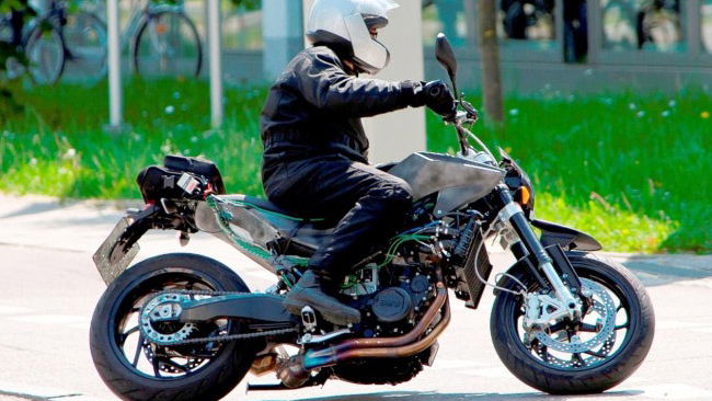 Husqvarna 900 breaks cover
