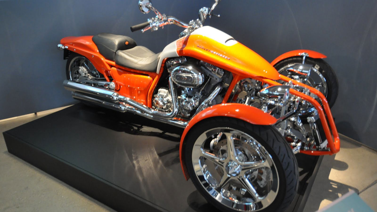 Harley reveals its leaning trike 