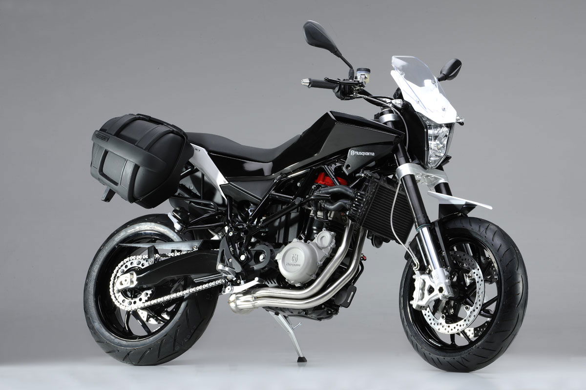 2012 Yamaha YZF-R1 revealed