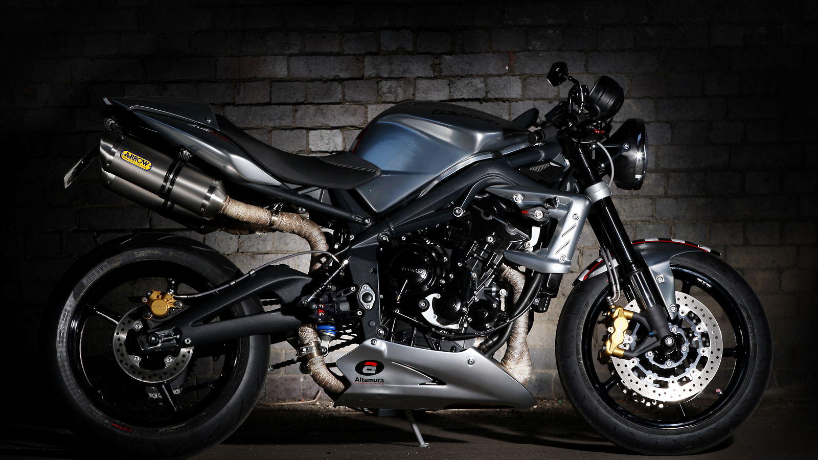 Limited Edition 'Ace Cafe' Street Triple