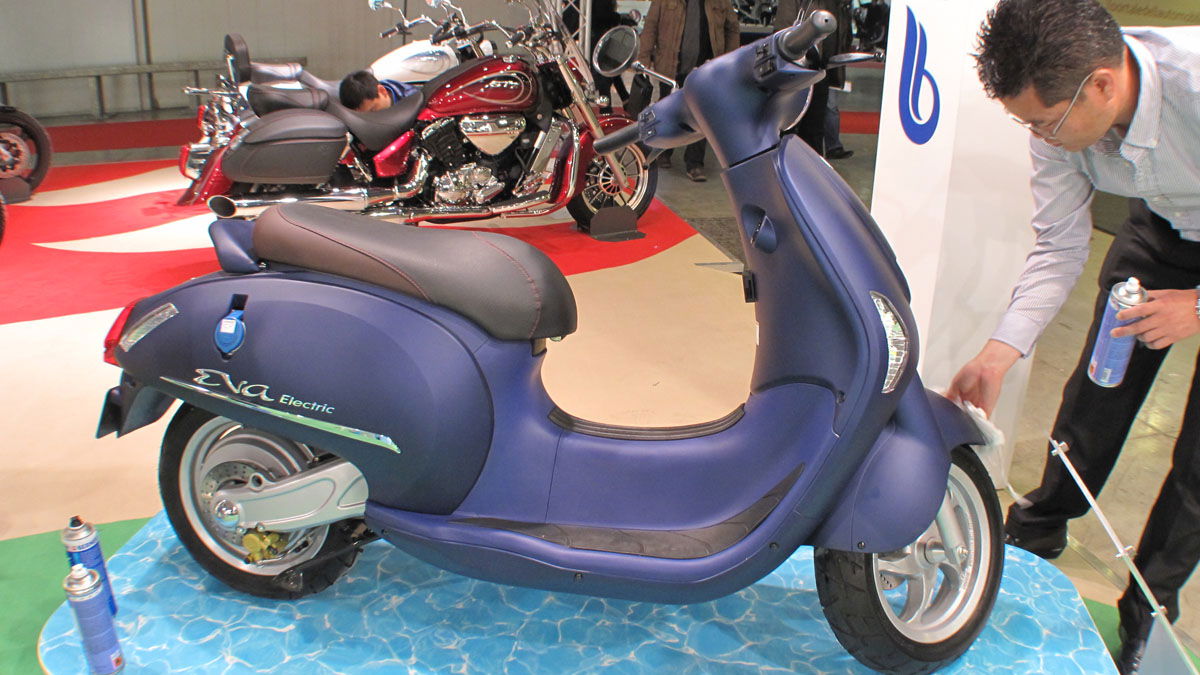 Milan: 2012 Hyosung EVA electric scooter