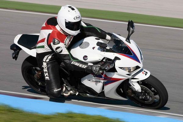 Video: 2012 Honda Fireblade onboard lap