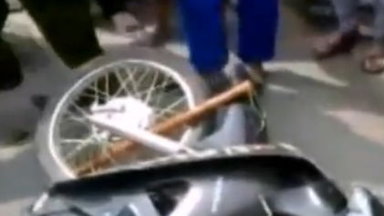 Vietnam police using batons to stop riders