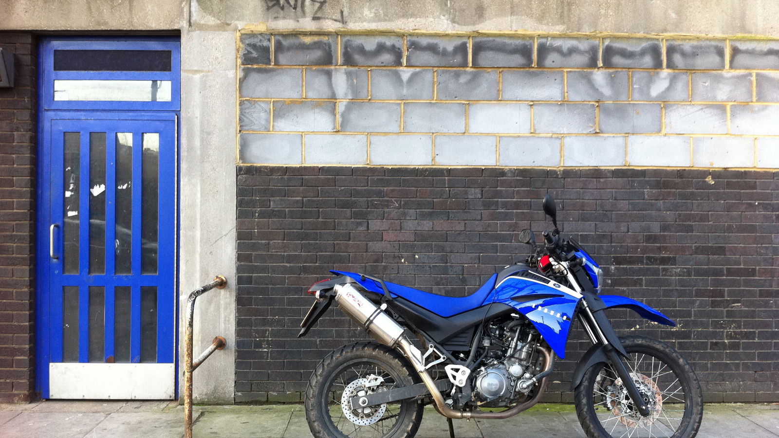 Yamaha XT660 in the city