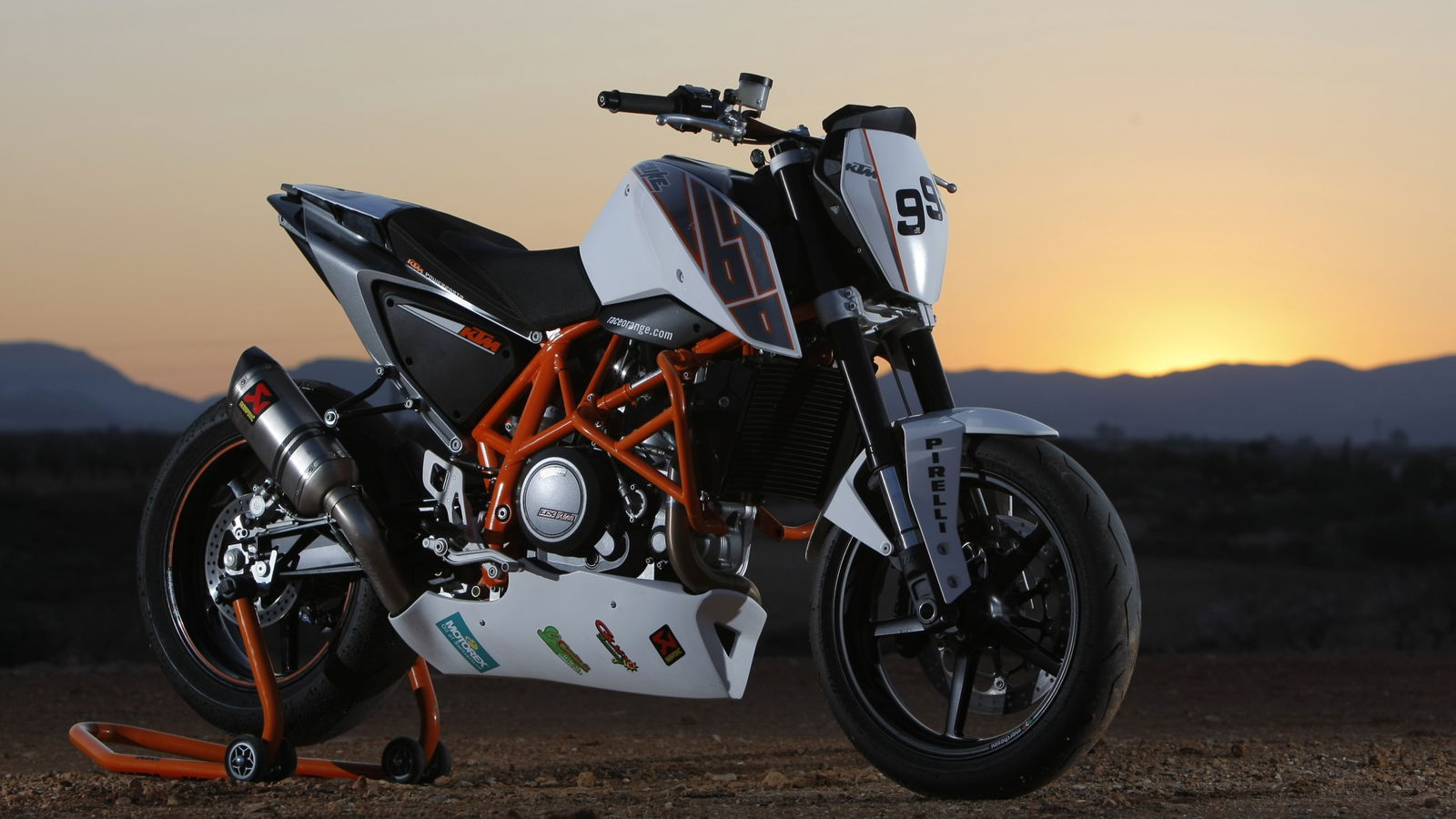 Walk-round of KTM's race 690 Duke