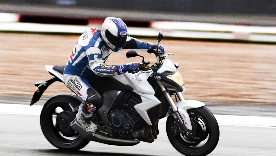 Honda CB1000R vs. Fireblade - Streetbike vs. Superbike